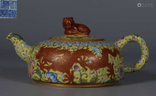 QIANLONG MARK YELLOW FAMILLE ROSE DRAON PATTERN POT