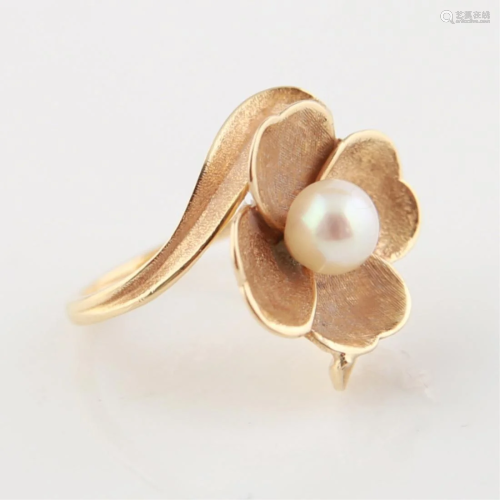 18kt Yellow Gold Pearl Dogwood Ring