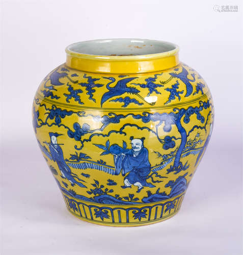 An Underglaze Blue and Yellow Glazed Jar