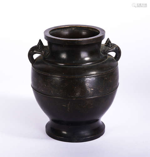 A Chinese double-handled bronze can