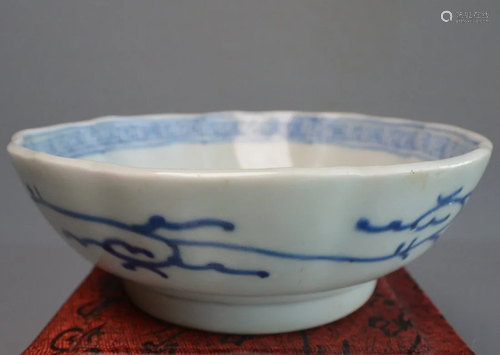 Porcelain B/W bowl with flower mouth in the early Qing