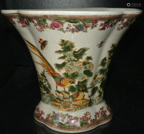 Porcelain, A FAMILLE ROSE GLAZE VASE WITH FLOWER