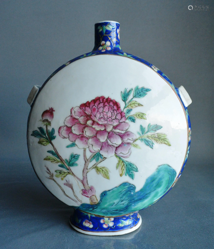 Porcelain, Chinese Famille Rose vase Qing Dynasty