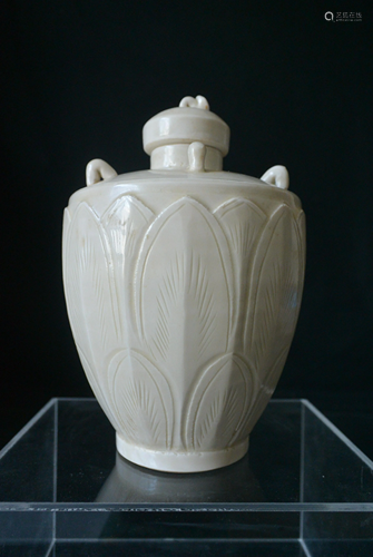 Porcelain, Carved white glaze Ding Kiln pot with caver