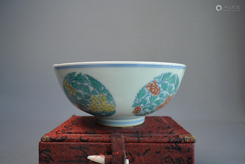 Porcelain, Qing Yongzheng bowl with colorful pattern