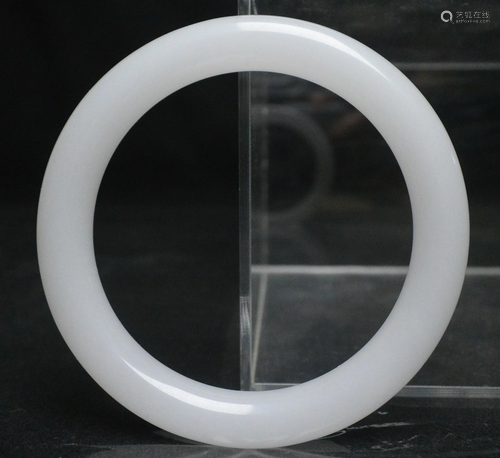 A JADE BANGLE--- White Jade Round Bangle