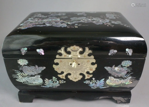 A Vintage Lacquer Box-The inlaid jewelry box