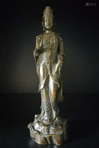 A CHINESE MID-QING DYNASTY BRONZE STANDING GUA…