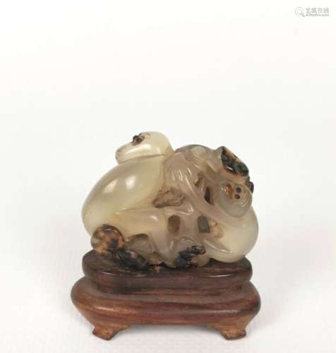 CHINE.Petit groupe en agate sculptée figurant deux singes.L_...