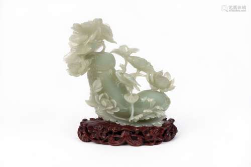 CHINE.Vase couvert en jade sculpté à décor en relief de fleu...