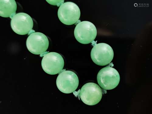 CHINE.Collier de perles de jade vert, important fermoir mous...