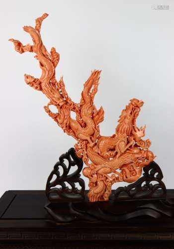 CHINE.Important groupe en corail sculpté figurant des dragon...