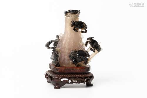 CHINE, dynastie Qing (1644-1911).Vase couvert en agate sculp...
