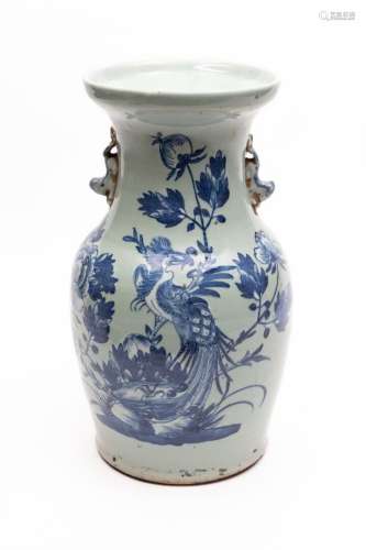 CHINE, vers 1900.Vase balustre en porcelaine et émaux bleus ...