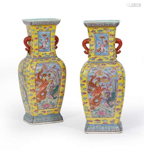 CHINE, fin de la dynastie Qing (1644-1911).Paire de vases en...