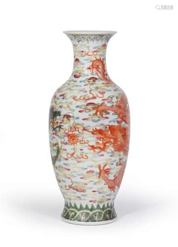 CHINE.Vase balustre porcelaine et émaux polychromes à décor ...