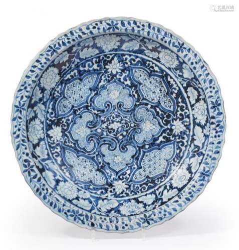 CHINE, époque Yuan.Important plat en porcelaine, le bord cha...