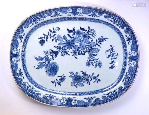 CHINE, XVIIIème siècle.Plat ovale en porcelaine à décor blan...
