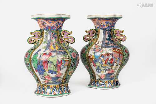 CHINE, XXème siècle.Paire de vases à anses sinueuses en porc...