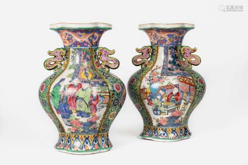 CHINE, XXème siècle.Paire de vases à anses sinueuses en porc...