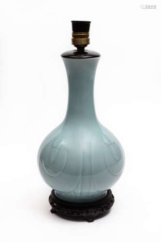 CHINE.Vase balustre à long col en porcelaine à couverte céla...
