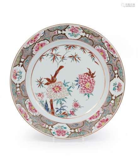 CHINE.Plat en porcelaine à décor de la famille rose de chrys...