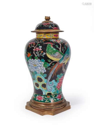 CHINE, première moitié du XXème siècle.Vase balustre couvert...