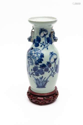 CHINE, fin du XIXème siècle.Petit vase balustre en porcelain...