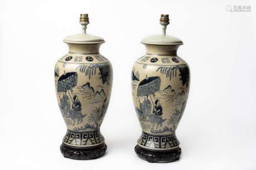CHINE, XXème siècle. Paire de vases montés en lampe en porce...