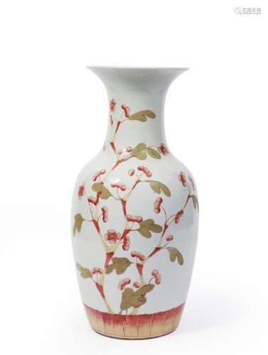 CHINE, vers 1900.Vase balustre en porcelaine blanche à décor...