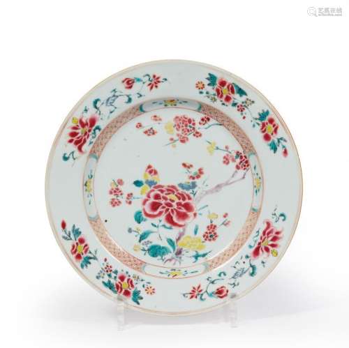 CHINE.Assiette en porcelaine à décor floral polychrome.XVIII...