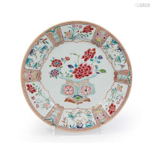 CHINE.Assiette en porcelaine à décor polychrome au centre d'...