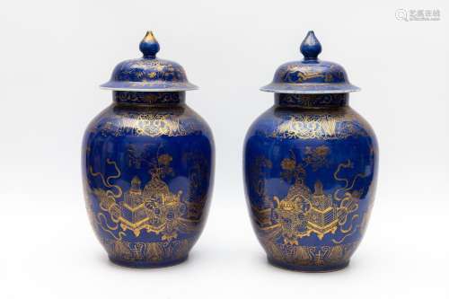 CHINE, dynastie Qing (1644-1911).Paire de potiches couvertes...
