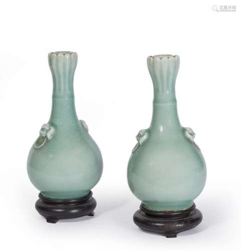 CHINE.Paire de vases piriformes en porcelaine émaillée célad...