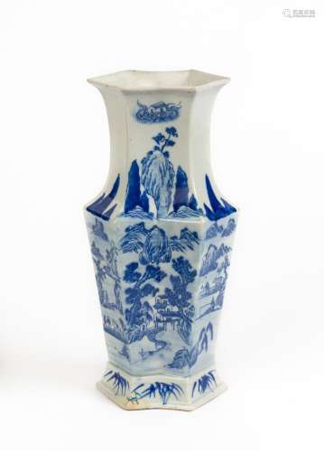 CHINE.Vase balustre anguleux en porcelaine et émaux blanc-bl...