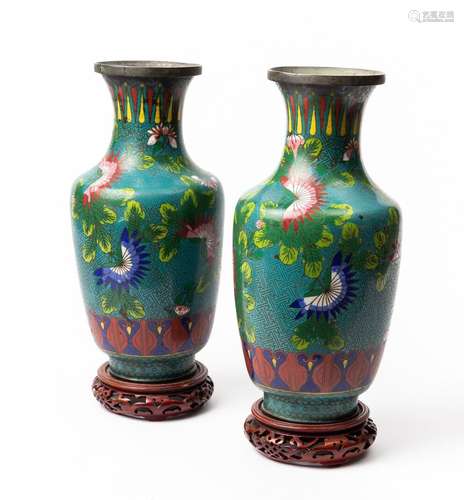 CHINE, vers 1900.Paire de vases balustres en cuivre et émaux...