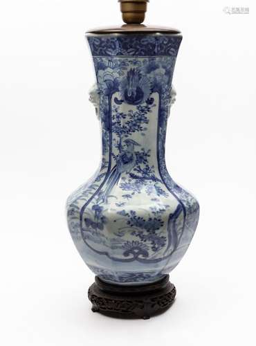 JAPON, vers 1900.Vase balustre à col hexagonal en porcelaine...