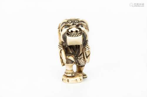 JAPON.Netsuke en ivoire figurant un personnage de théâtre, s...