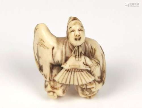 JAPON, XIXème siècle.Netsuke en ivoire sculpté figurant un h...