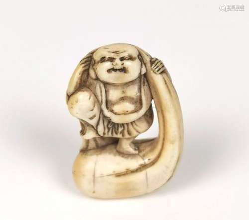 JAPON, XIXème siècle.Netsuke en ivoire sculpté figurant un i...