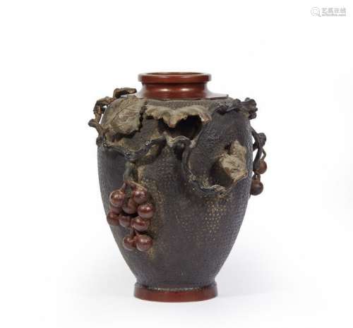 JAPON, période Meiji (1868-1912).Vase en bronze à deux patin...