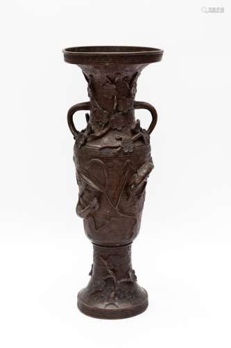 JAPON, période Meiji (1868-1912).Vase en bonze à patine brun...