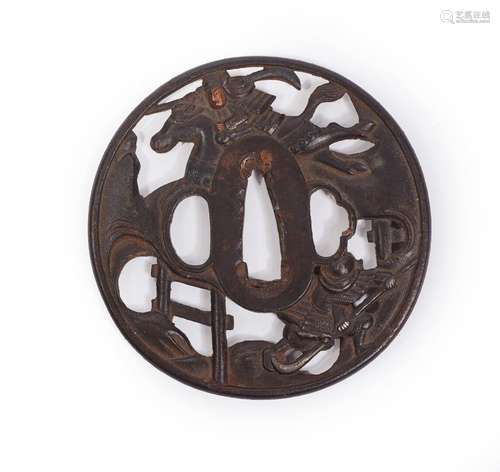 JAPON.Tsuba marugata en fer ajouré à décor de guerrier samou...