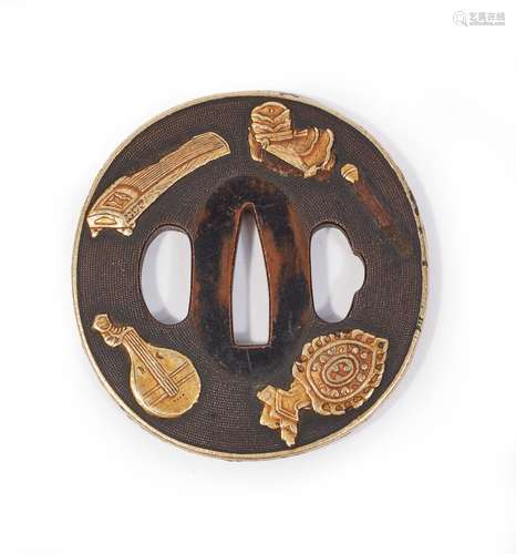 JAPON. Tsuba marugata en cuivre à fond nanako à décor d'inst...