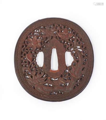 JAPON.Tsuba marugata en fer ajouré de type namban à décor de...