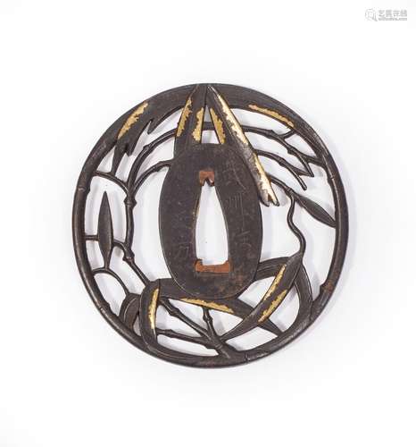 JAPON.Tsuba marugata en fer ajouré à décor de bambous et reh...