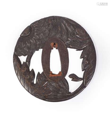 JAPON.Tsuba marugata en cuivre patiné à décor ajouré de chry...