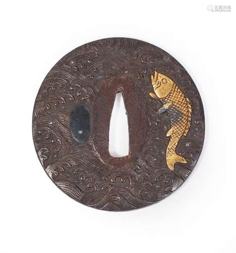 JAPON.Tsuba marugata en fer à décor d'une carpe dans les flo...