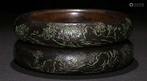 PAIR OF CHENXIANG WOOD CARVED BANGLE