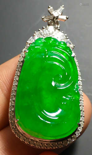 ICY GREEN JADEITE RUYI PATTERN PENDANT